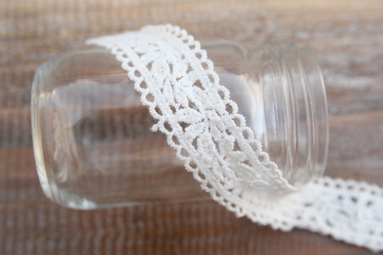 4 yards- 3/4" White Leaf Scallop Edge