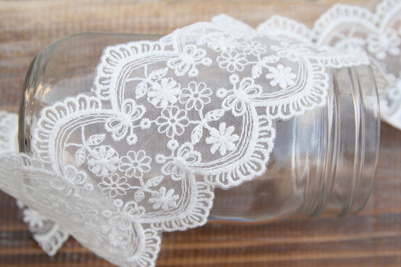 3 yards- 3" Daisy & Butterfly Lace